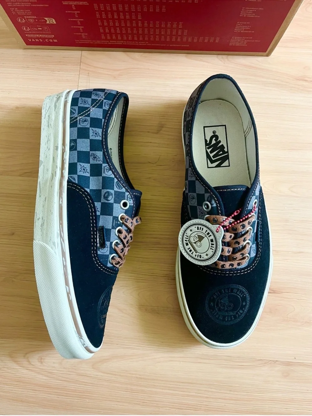 VANS & SPACE MOLLY Authentic Shoe Black Dachshund Brown Women 9.5 US Mens 8.0